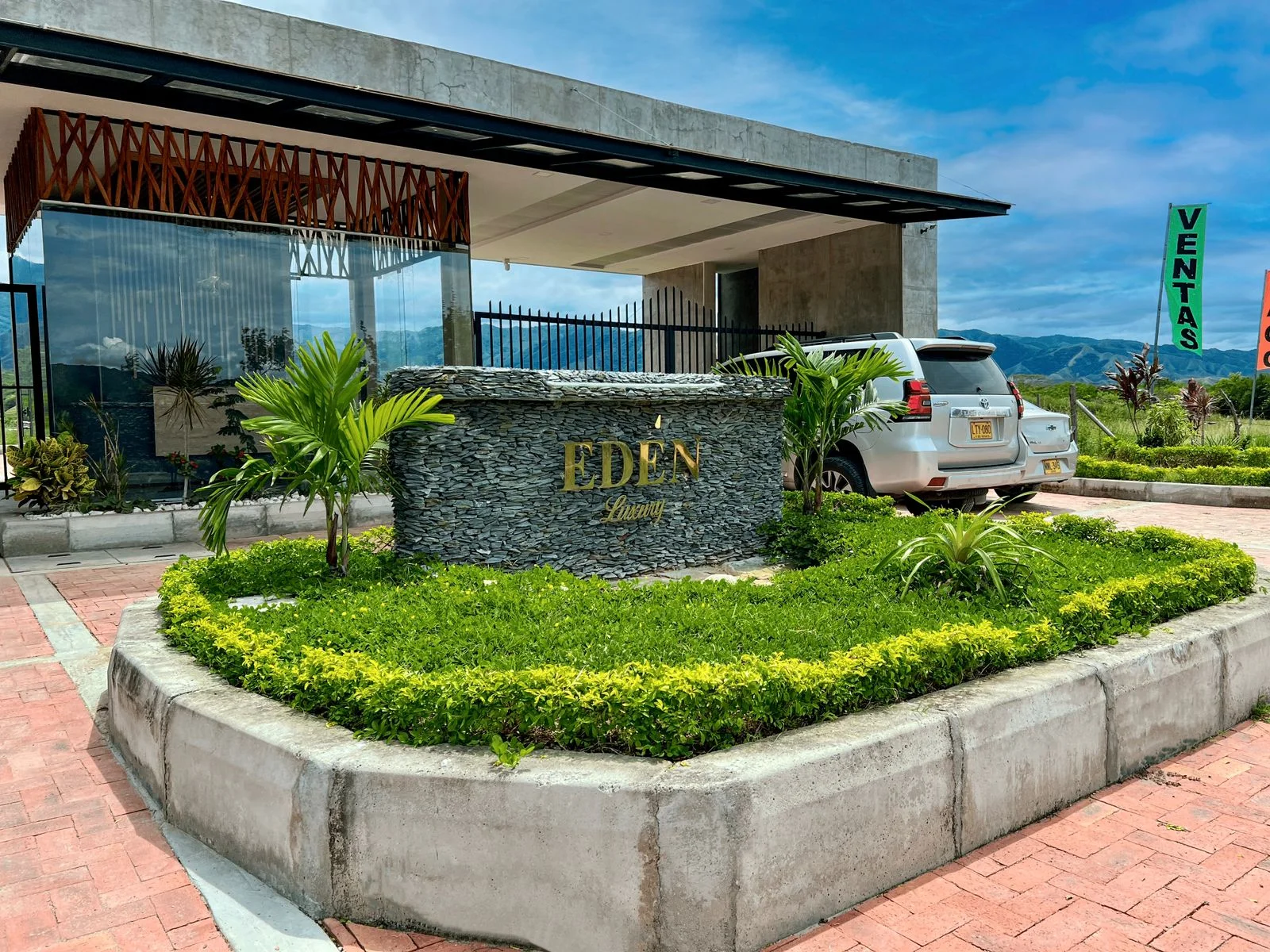 El diseño del logo de Eden Luxury refleja la esencia de un condominio campestre exclusivo, combinando lujo, naturaleza y sofisticación. Su estilo minimalista y elegante transmite armonía con el entorno, proyectando una identidad visual moderna y atractiva para un público que busca exclusividad y calidad de vida.