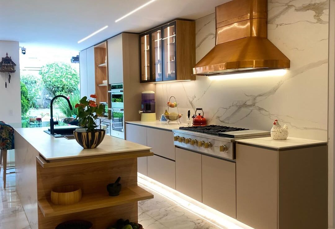 El sitio web de CV Carpintería fue diseñado y desarrollado con el objetivo de resaltar la experiencia, calidad y dedicación de la marca en la creación de muebles y proyectos en madera. La plataforma combina un diseño moderno y funcional con una navegación sencilla, destacando los servicios, portafolio y valores de la carpintería. El resultado es un espacio digital atractivo, práctico y alineado con la esencia artesanal y profesional de la empresa.